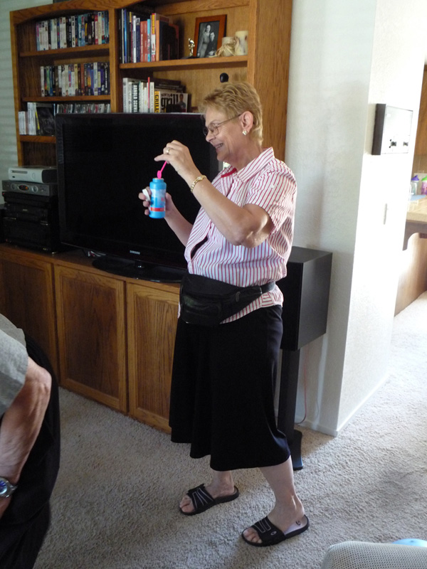 1010044_MomBlowingBubbles_Fresno
